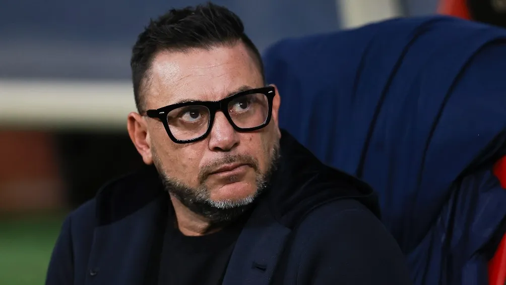 Antonio Mohamed dirigiendo a Pumas