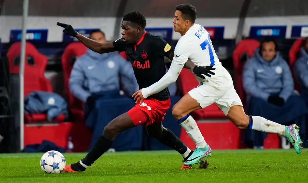 Alexis Sánchez disputa un balón