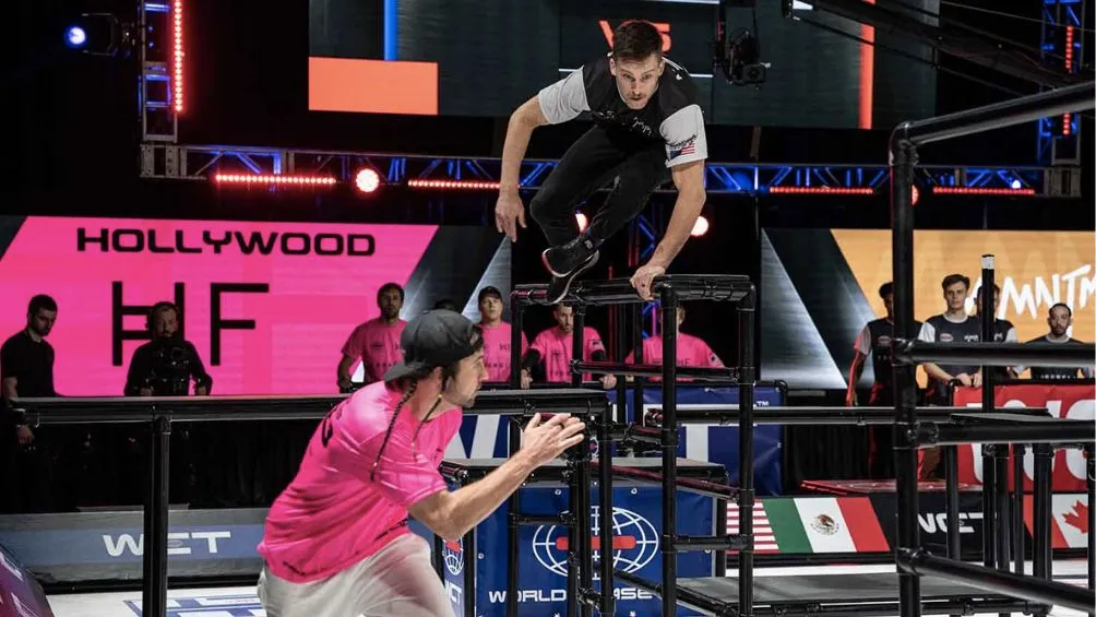 La competencia combina 'las traes' con parkour