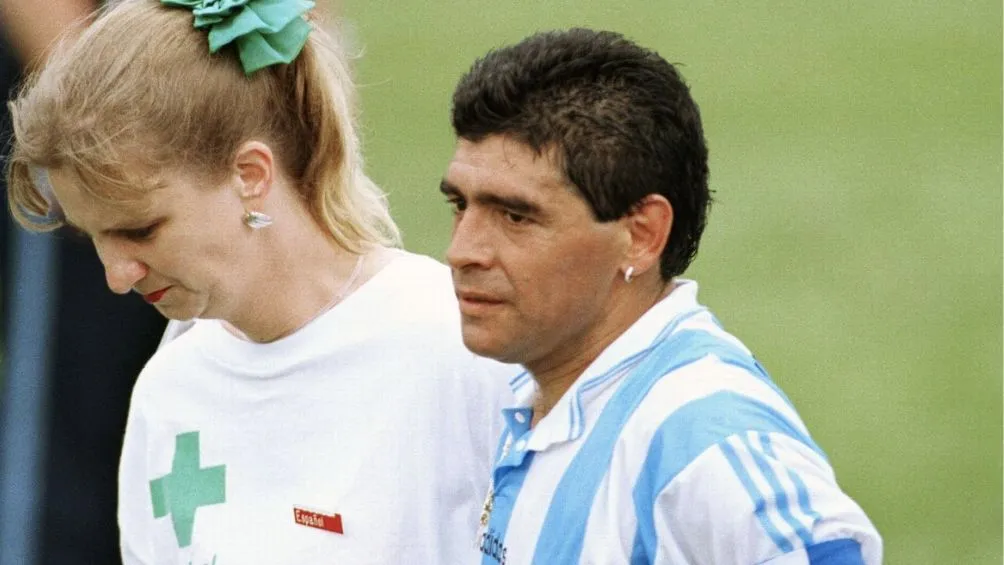 Maradona siendo llevado a la prueba de doping