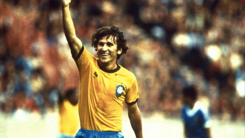 AP Zico jugando con la Selección de Brasil