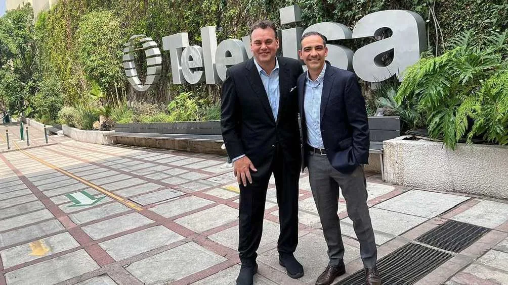 El comentarista, al lado de Alejandro de la Rosa, en Televisa