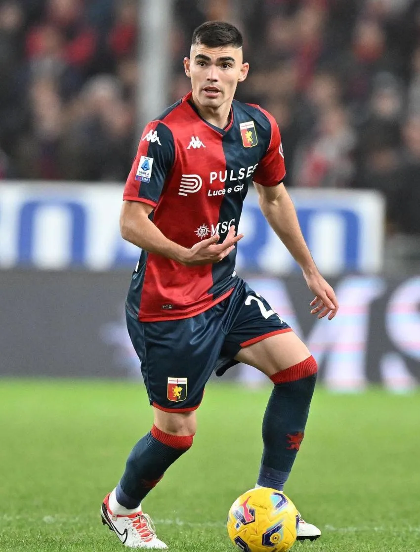 Johan Vásquez en un partido con Genoa