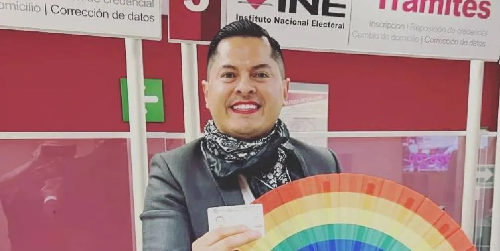 Baena recibió la primera credencia de elector con casillero no binario.