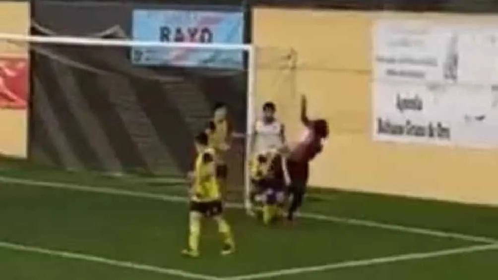 CAPTURA DE PANTALLA TWITTER El arquero también agredió a un rival