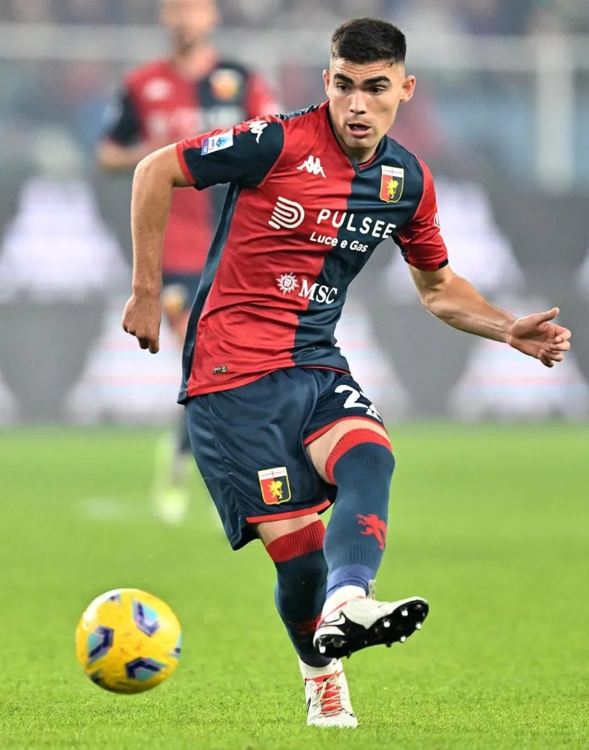 Johan Vásquez en un partido con Genoa