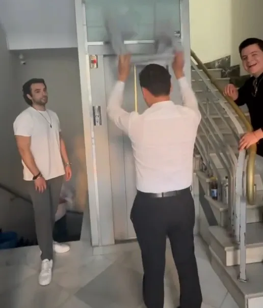 Captura de Pantalla de @adrielfavela Los amigos de Ángela les avientan aire con un saco para evitar que se sofoquen.