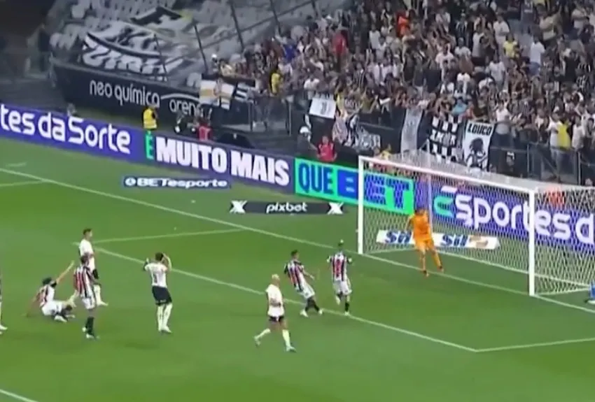 Momento donde el arquero dejó pasar el balón