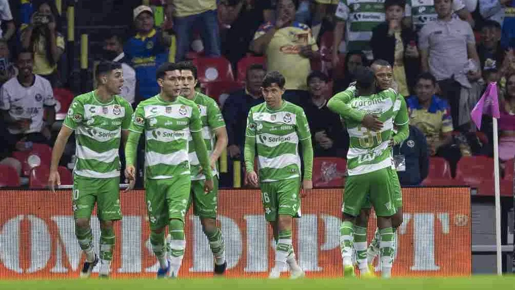 Santos celebrando un gol