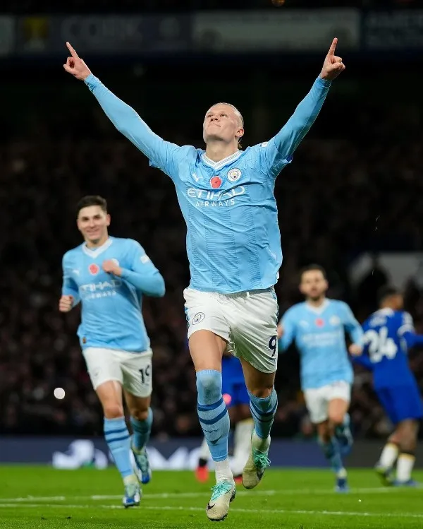 Erling Haaland jugando con el Manchester City