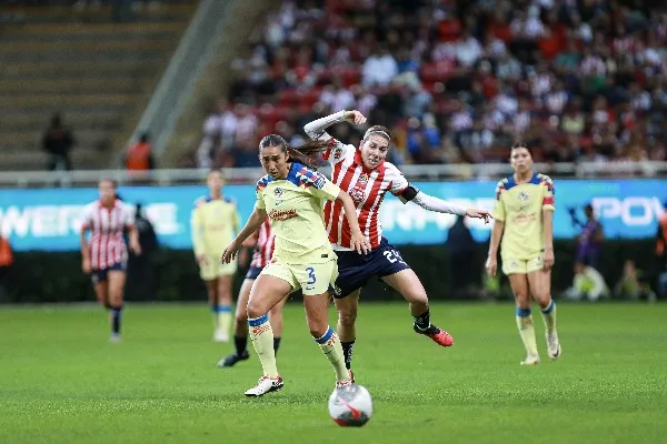 América y Chivas disputando el balón