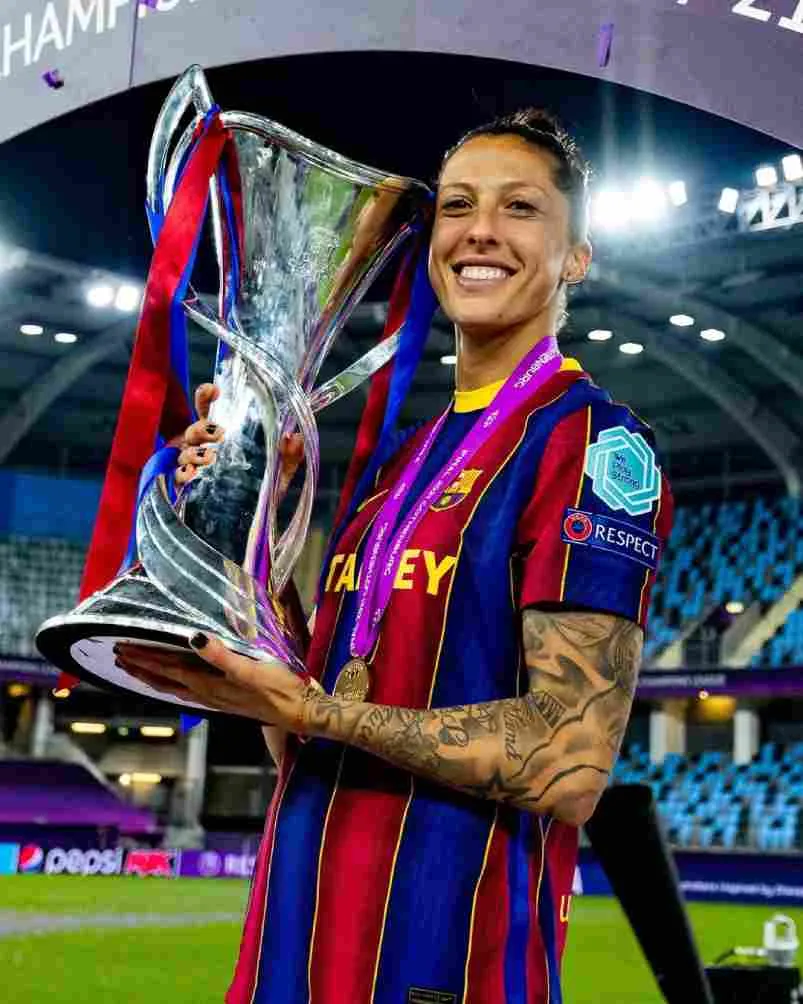 MEXSPORT Jenni como campeona de Champions League con el Barcelona