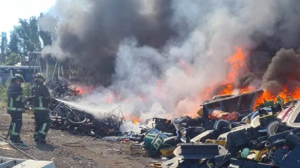 TWITTER @adn40 Bomberos buscaron detener el incendio