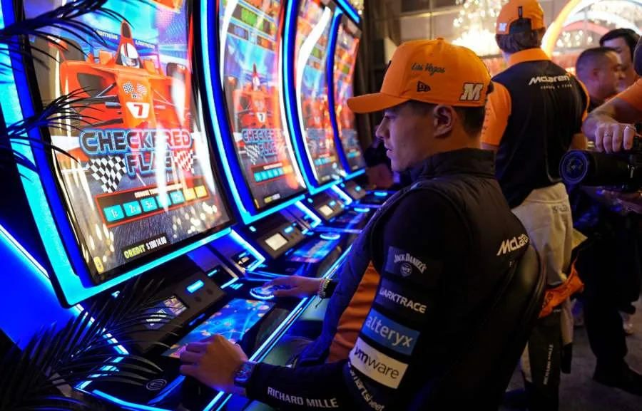 Lando Norris apostando en Las Vegas