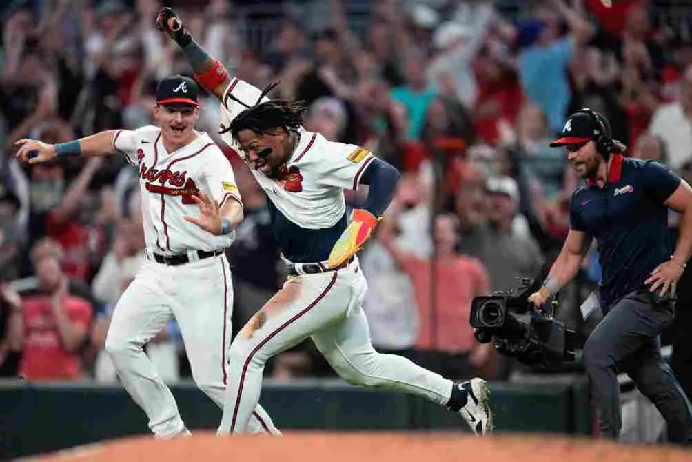 Acuña celebra contra los Chicago Cubs