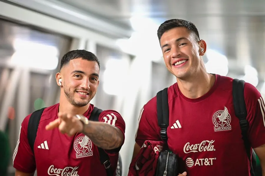 César Montes y Luis Chávez en su llegada a Honduras