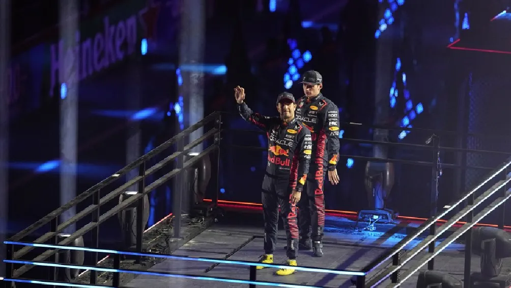 Checo saluda a la afición en la apertura del GP de Las Vegas