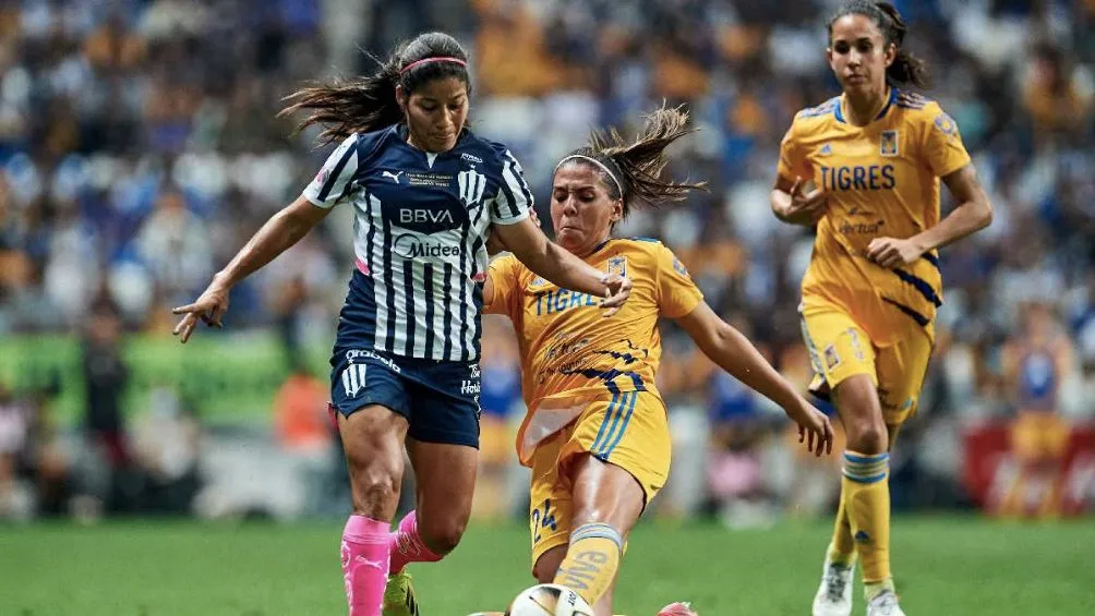 MEXSPORT Rayadas y Tigres Femenil en un partido de Liga MX Femenil