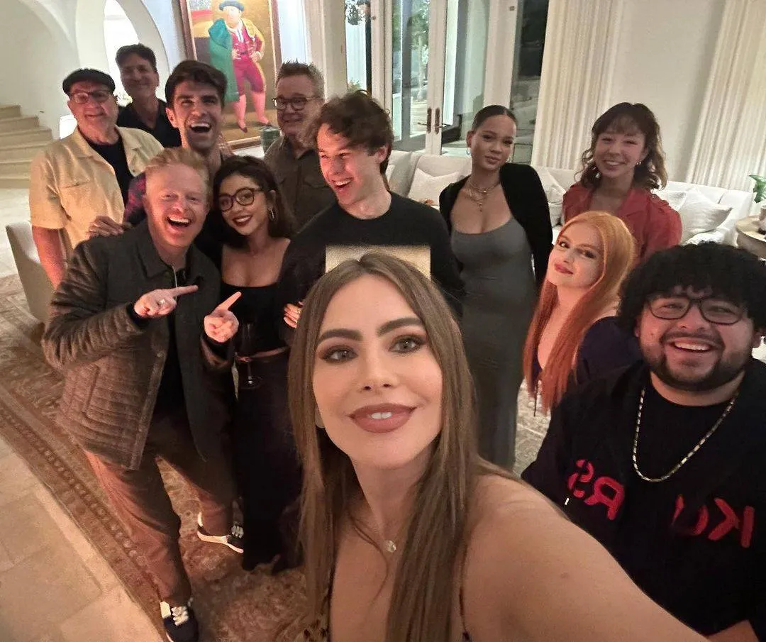 Sofía Vergara fue la encargada de juntar a todos sus compañeros.