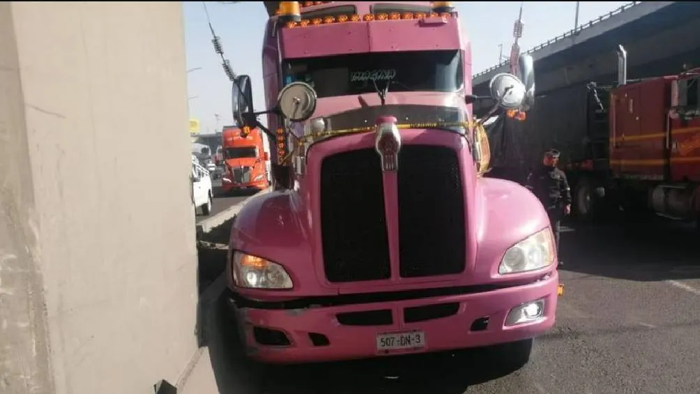 El trailero fallecido alcanzó a estacionar su unidad.