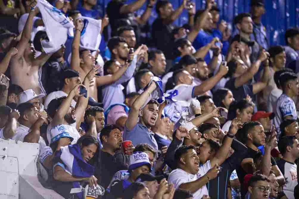 Los hondureños corearon el 'Ole' a favor de los suyos