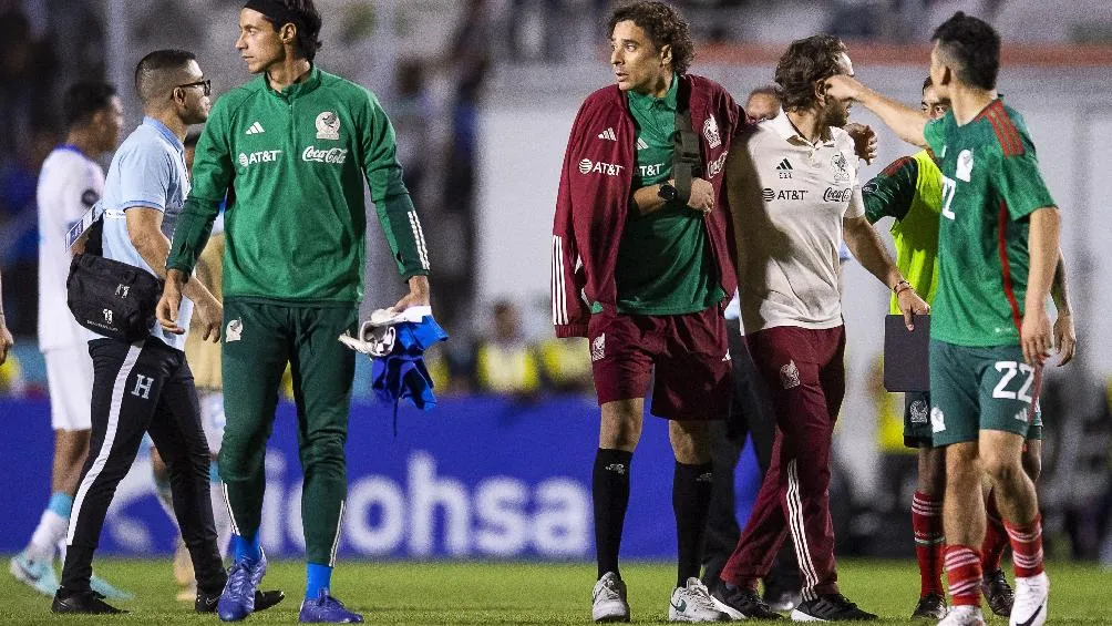 Mexsport Guillermo Ochoa salió tras una lesión en el hombro