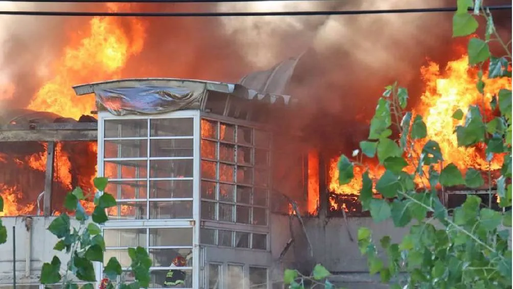 Las llamas consumieron al menos 20 de locales de la Plaza Oasis.