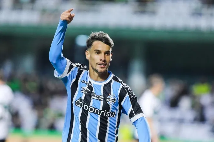 Aldemir jugandi con el Gremio