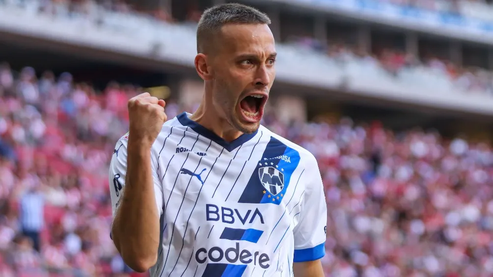 Sergio Canales en un partido con Rayados