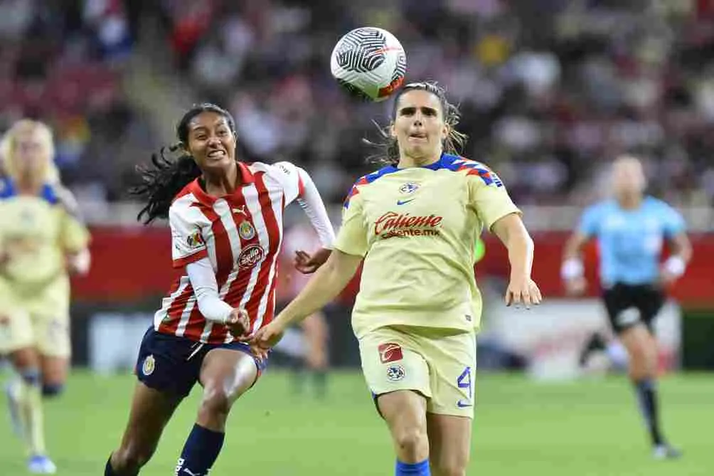 Kimberlin Galicia y Andrea Pereira en disputa del balón