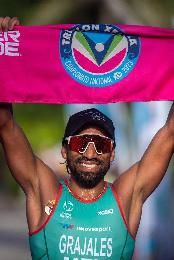 Grajales compitiendo en el Triatlón de Xel-Há