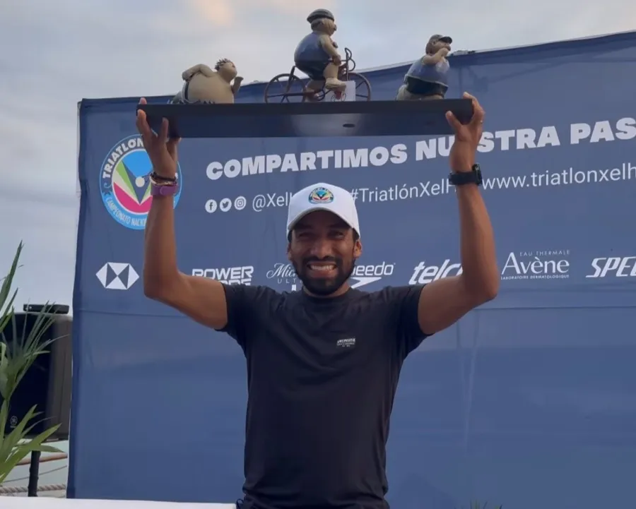 Crisanto Grajales conquista nuevamente el Triatlón de Xel-Ha