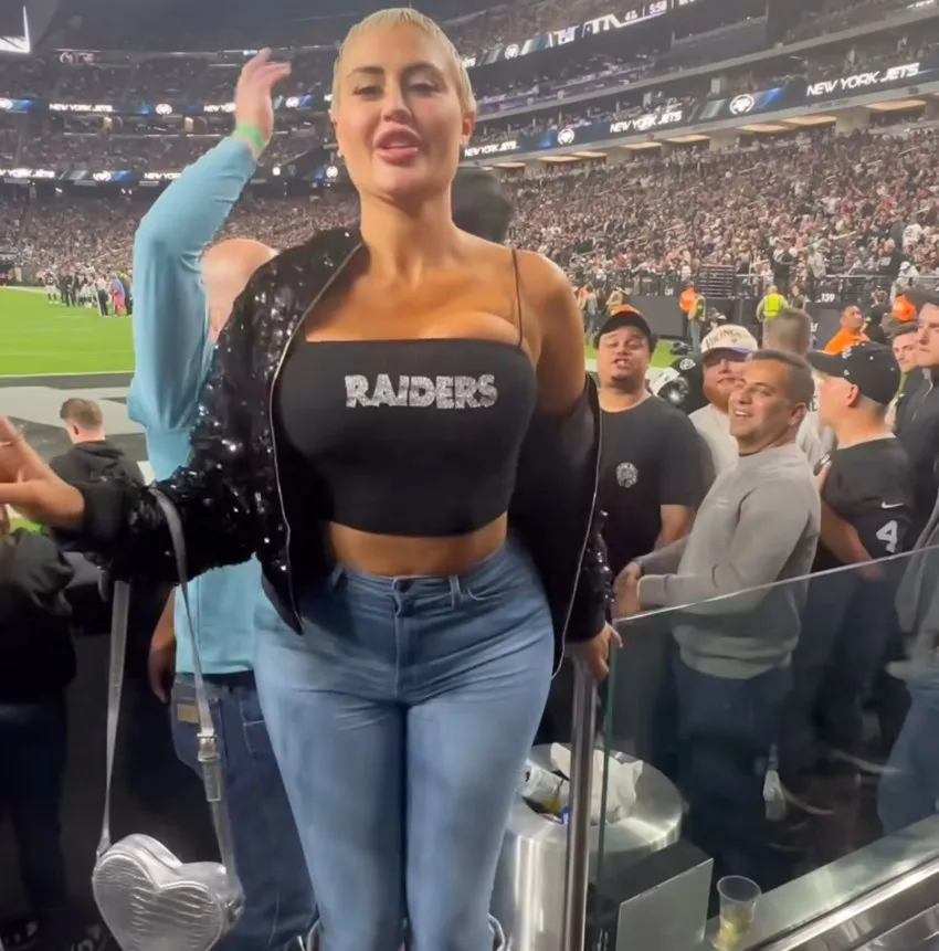 Momentos antes de que Danii mostrara sus pechos