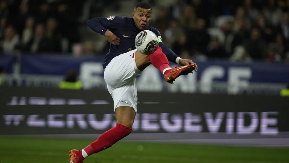 Kylian Mbappé muestra su técnica para recepcionar el esférico