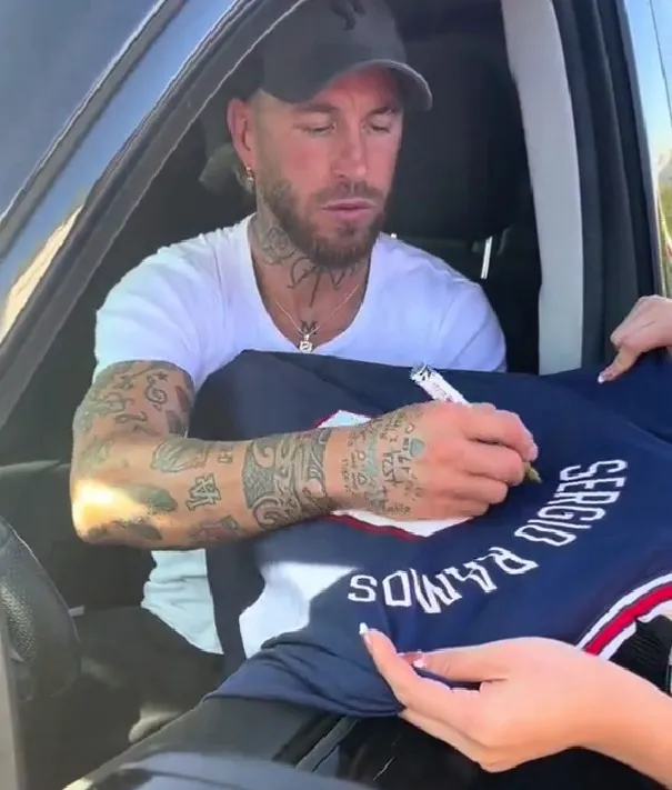 Ramos dándoles autógrafos a los aficionados
