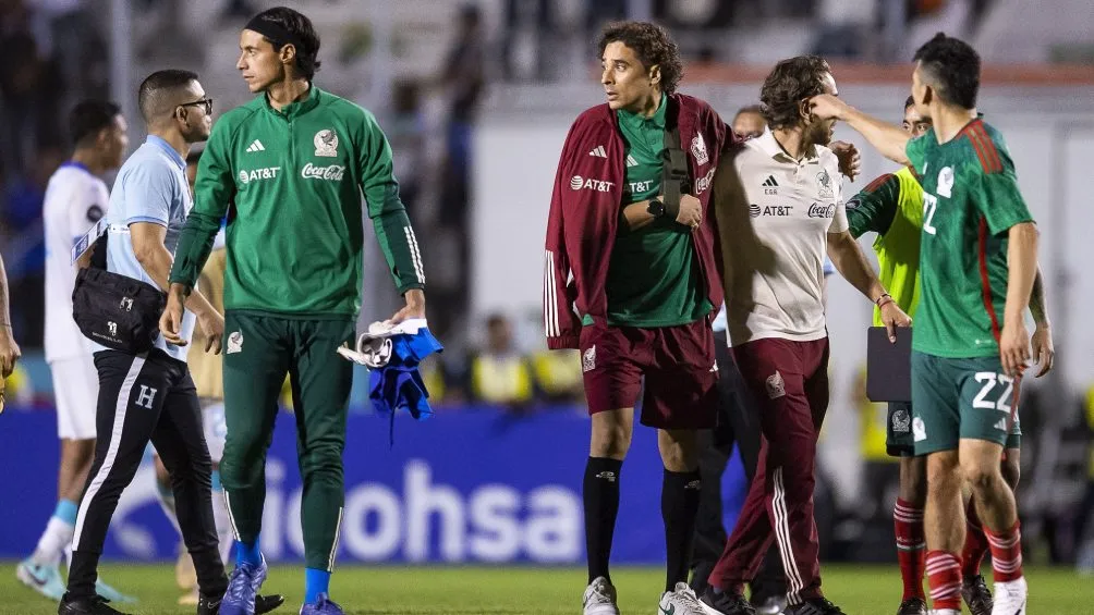 El arquero mexicano, con un cabestrillo al término del compromiso