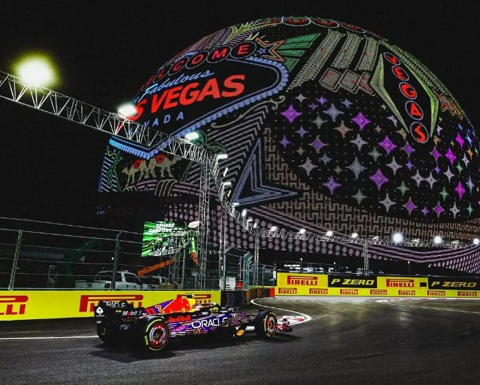 'Checo' Pérez corriendo con Red Bull