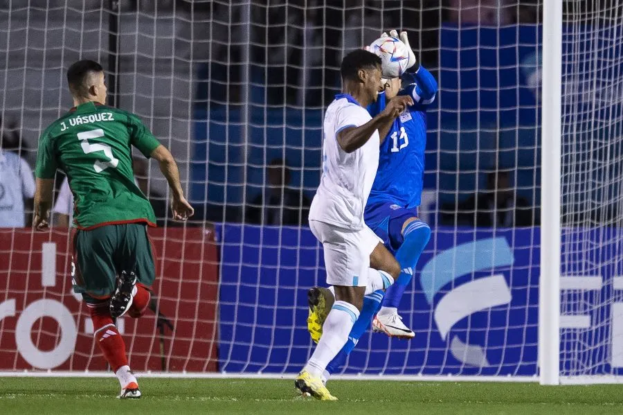 Lozano chocó contra 'Memo' Ochoa en la Ida