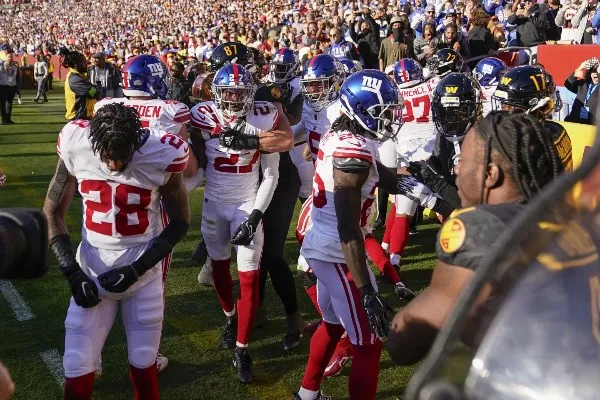 Cor'Dale Flott y Curtis Samuel fueron echados