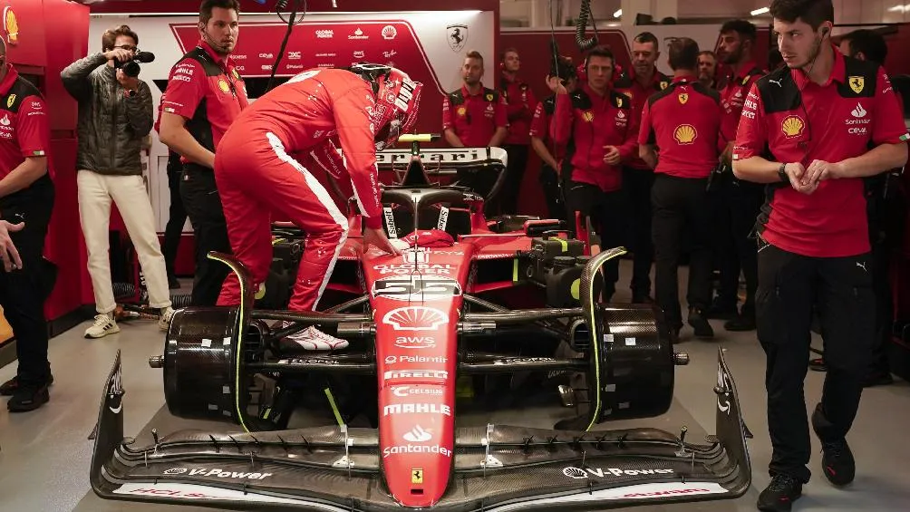 El #55 de Ferrari sale del SF-23 luego de sufrir un accidente