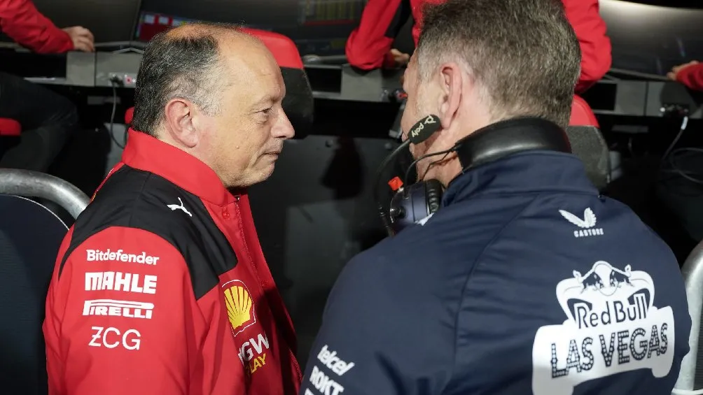 AP Frédéric Vasseur, jefe de Ferrari, habla con Christian Horner