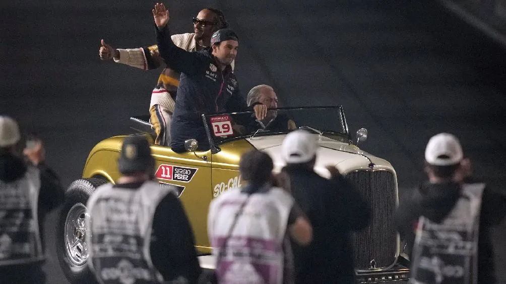 AP Checo Pérez compartió auto con Hamilton para el desfile