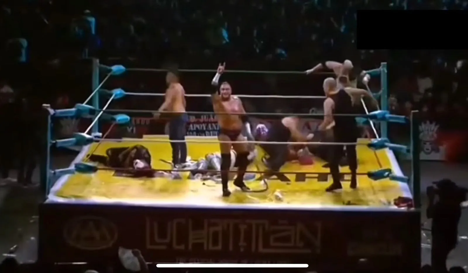 Texano Jr. provoca más a la de por sí enfurecida afición