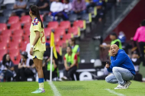 Ángel Villacampa dirigiendo al América Femenil
