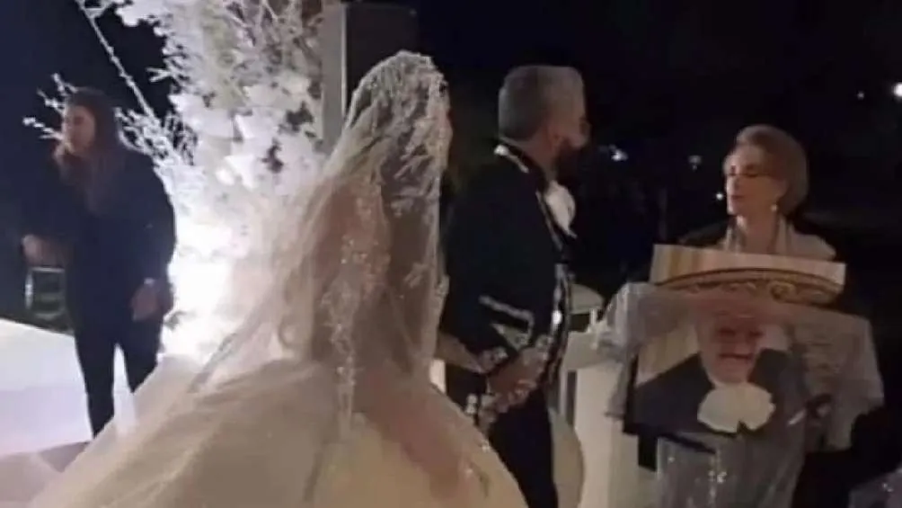 La viuda de Vicente Fernández llevó una imagen de él a la boda.