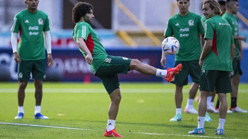 El 'Chino' domina el balón en una práctica con el Tri