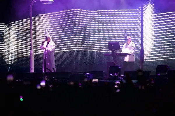 Pet Shop Boys cantando en el Corona Capital