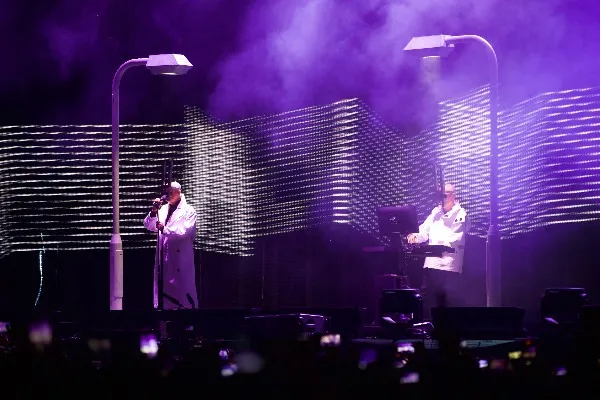 Pet Shop Boys cantando en el Corona Capital