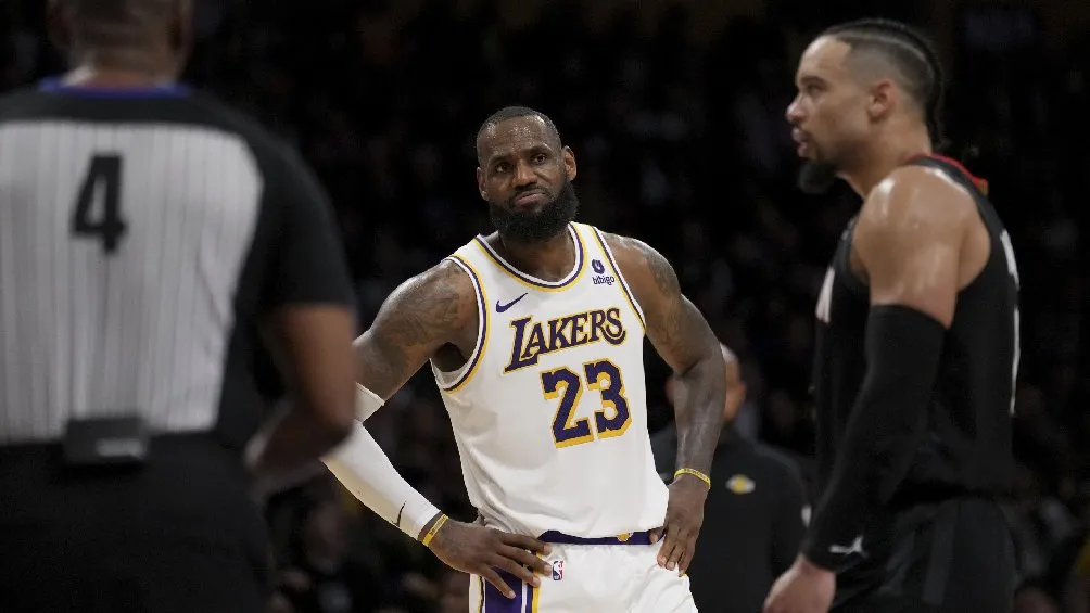 James se volvió a lucir, ahora ante Rockets