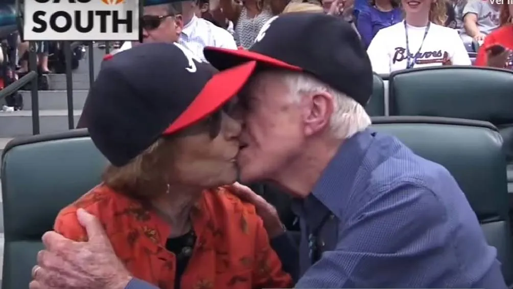 CAPTURA DE PANTALLA: YouTube: @MLB Los Carter fueron captados varios veces por la Kiss Cam en eventos deportivos.
